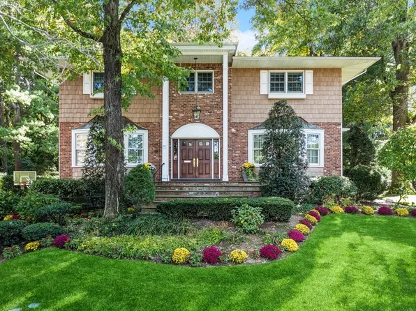 25 Wren Drive, East Hills, NY 11576