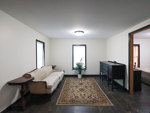 5th image of 507 Janesville St
