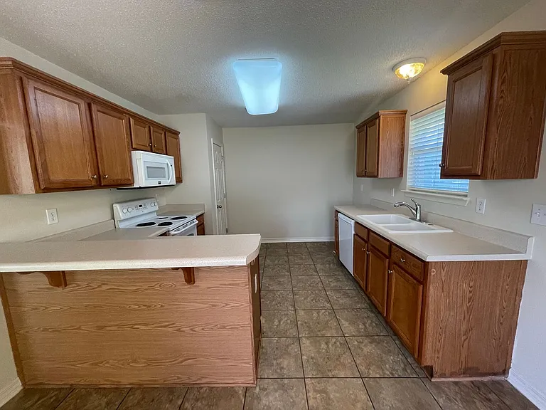 21822 Eastbrook St — Photo 4