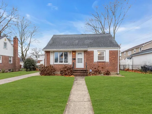 572 Maitland Street, East Meadow, NY 11554
