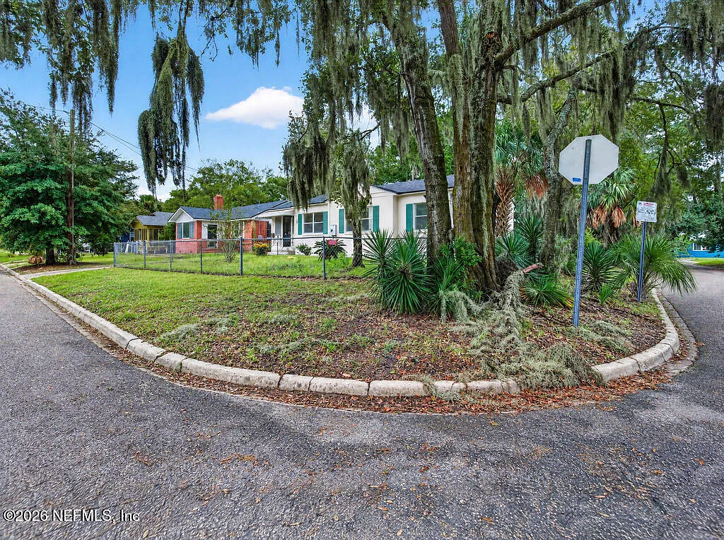 3 bed, 1.0 bath, 991 sqft, $1,450 — Photo 3
