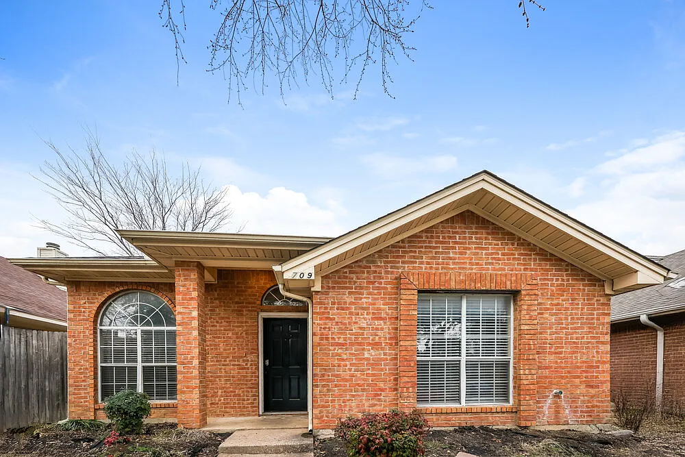 3 bed, 2.0 bath, 1423 sqft, $2,220 — Photo 1