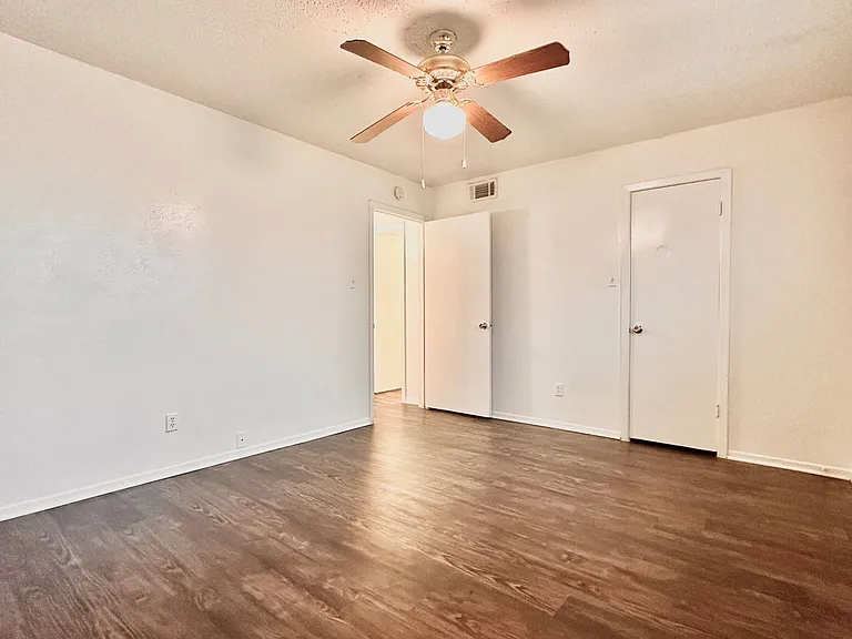 Marian Condos — Photo 74