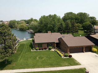 880 Briarstone Dr, Mason City, IA 50401
