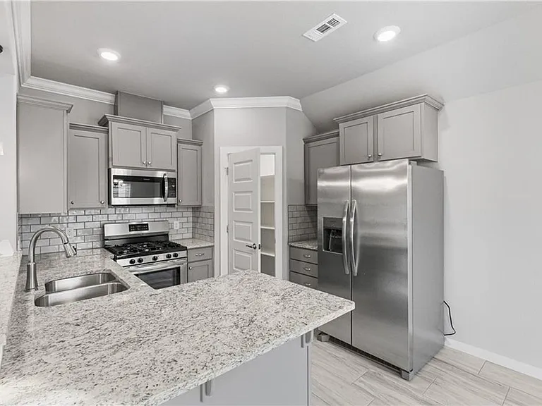 410 Peach Ave — Photo 17