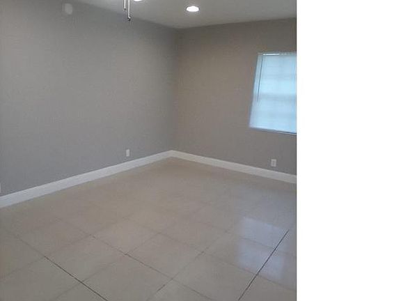 4th image of 360 W Dayton Cir