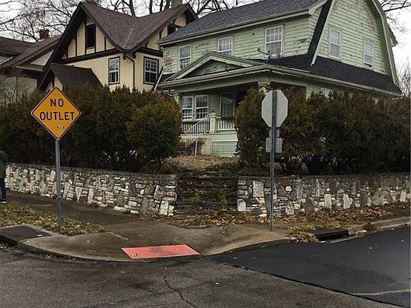 2nd image of 901 Manhattan Ave