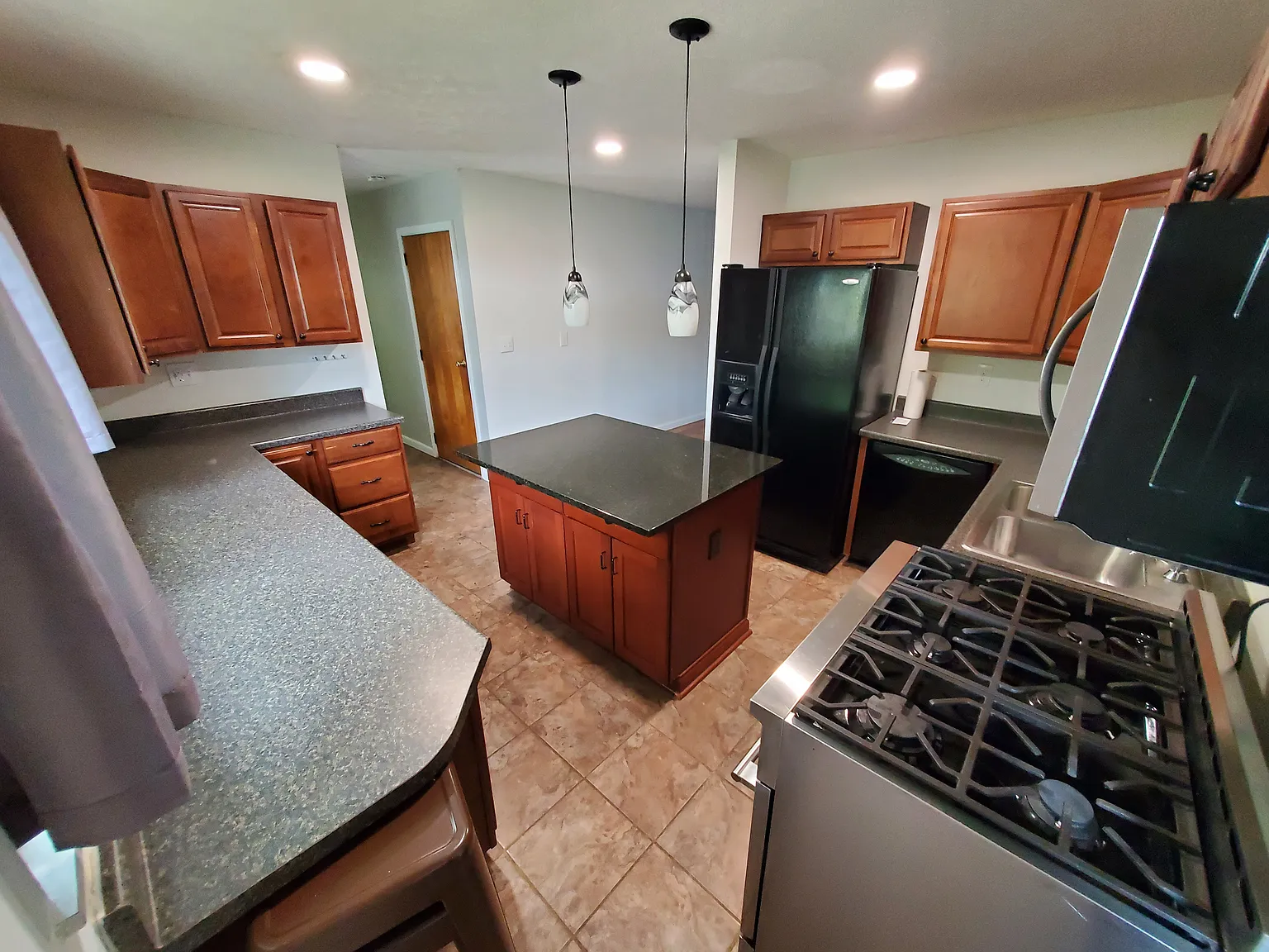 3 bed, 1188 sqft, $2,095 — Photo 3