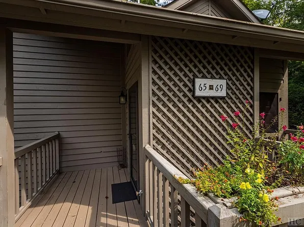 65 River Park Villas Dr, Sapphire, NC 28774