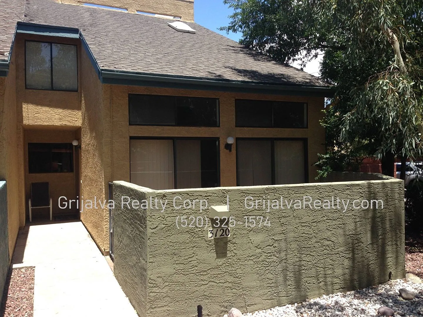 Beautiful Multi-Story Townhouse Near Tucson Racquet Club *Move-In Special* (Prince/Country Club) — Photo 1