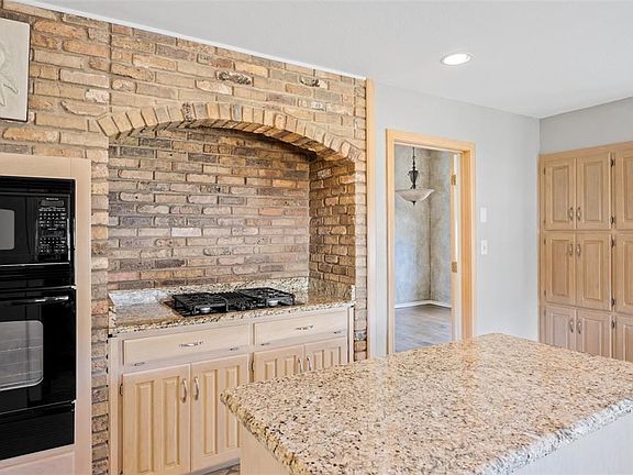 4th image of 1104 Hidden Oaks Dr
