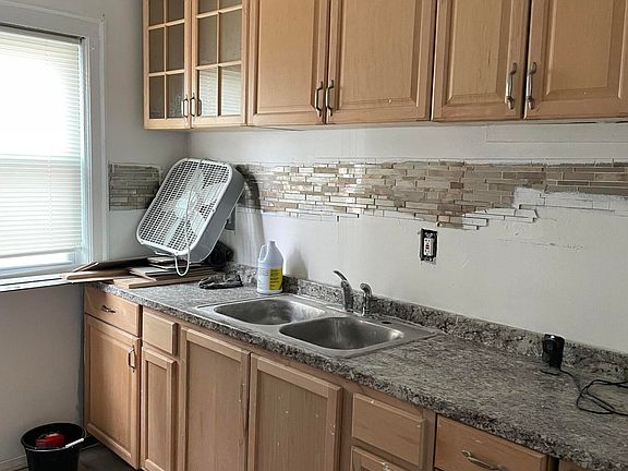 5th image of 15341 Cherrylawn St