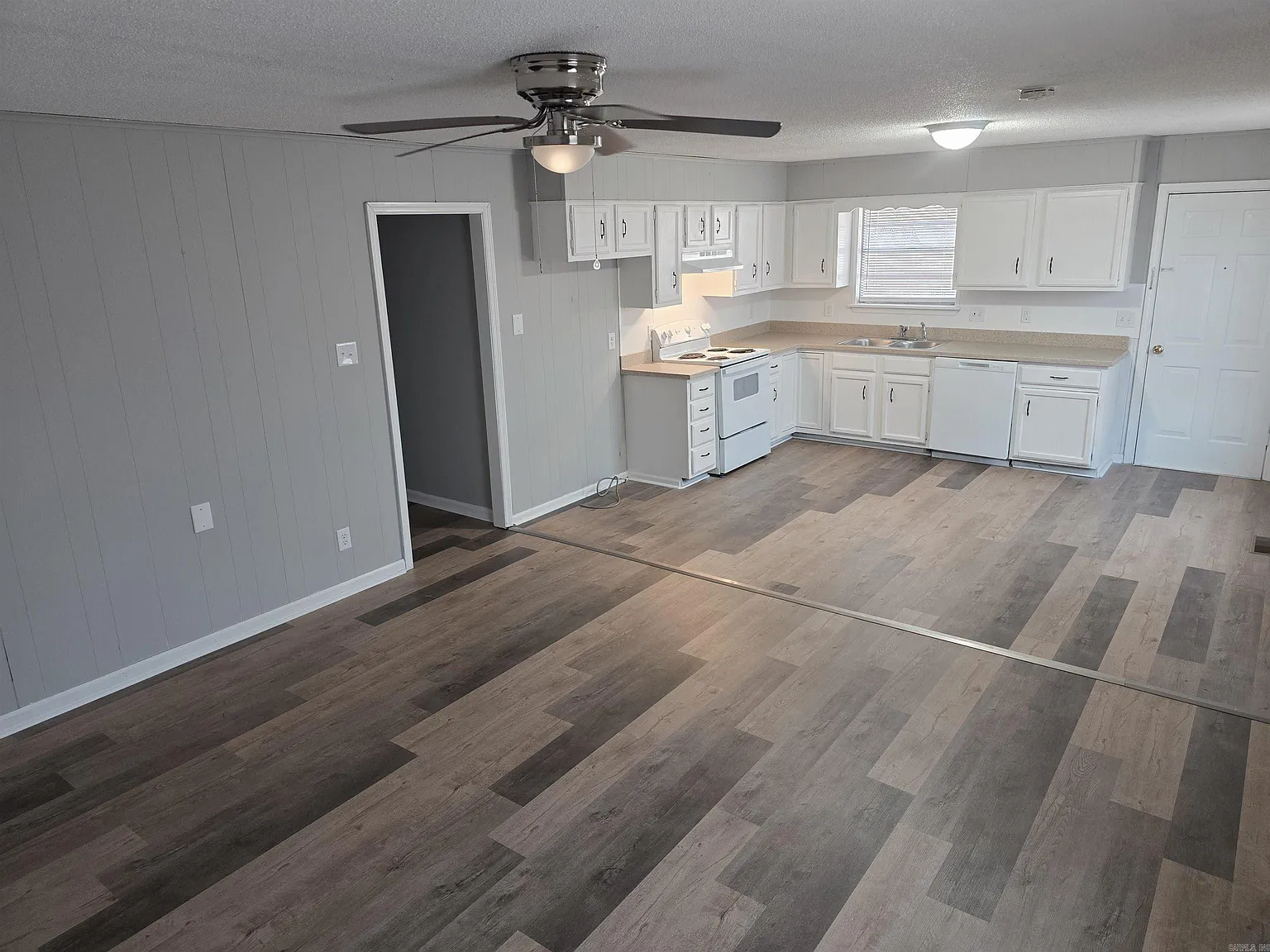 3 bed, 1.5 bath, 1242 sqft, $1,025 — Photo 2