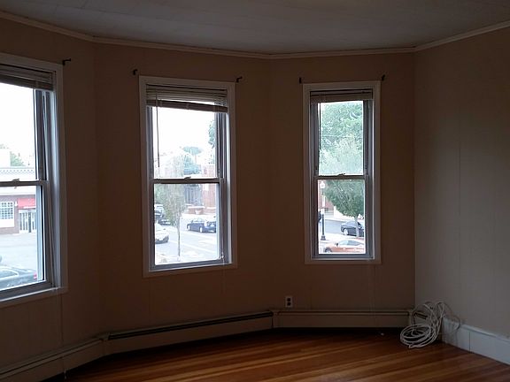 4th image of 437 Washington St #2B