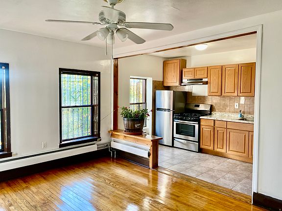 3rd image of 492 Willoughby Ave #Top