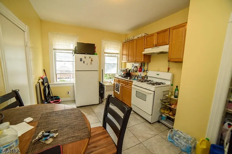 2 bed, 1.0 bath, $2,000 — Photo 3