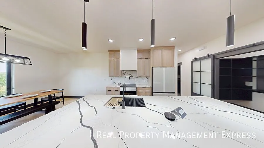 Pinnacle of Luxury living — Photo 4
