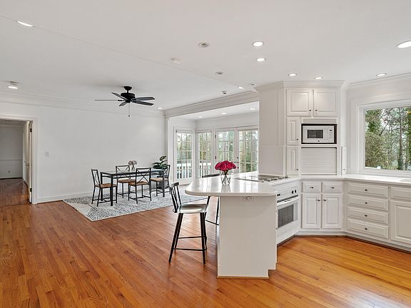 5th image of 3911 Hope Valley Rd