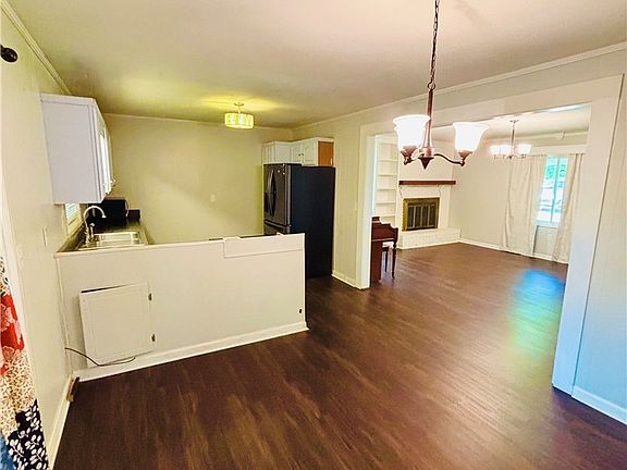 3rd image of 445 Vincent Drive