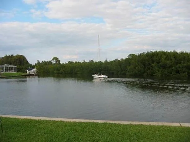 9431 Sun Isle Dr NE — Photo 2