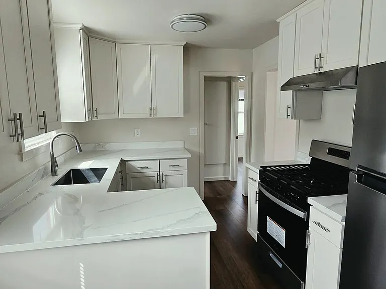 22636 Templeton St — Photo 11