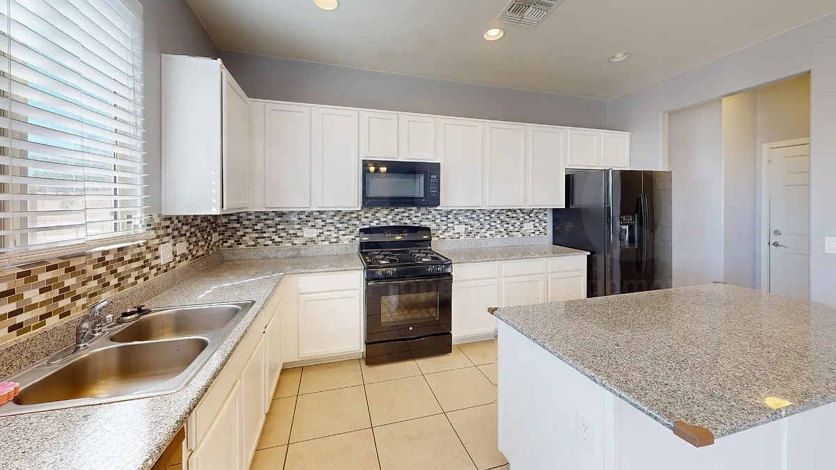 4 bed, 3.0 bath, 2400 sqft, $2,099 — Photo 2