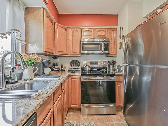 5th image of 700 10th St APT 11