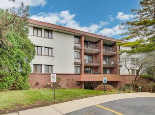 2046 Saint Johns Ave APT 4B, Highland Park, IL 60035