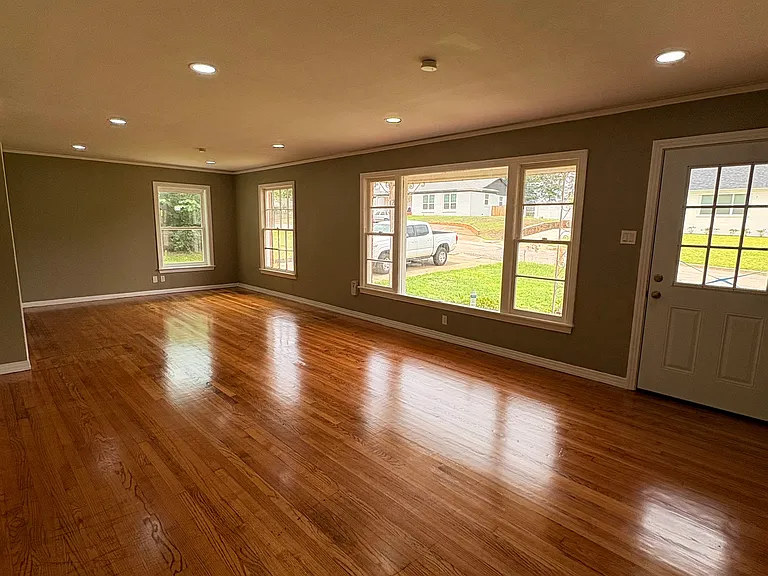 1030 S Azalea Dr — Photo 2