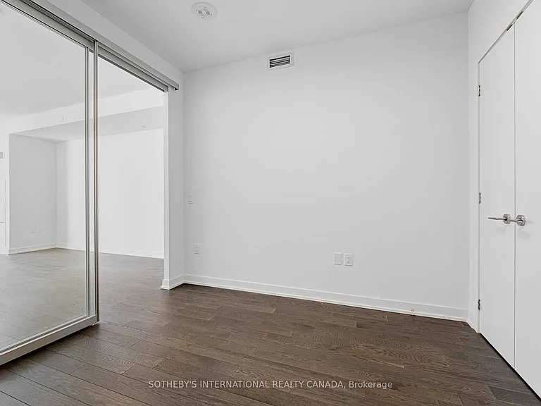 357 King St W #806 — Photo 14
