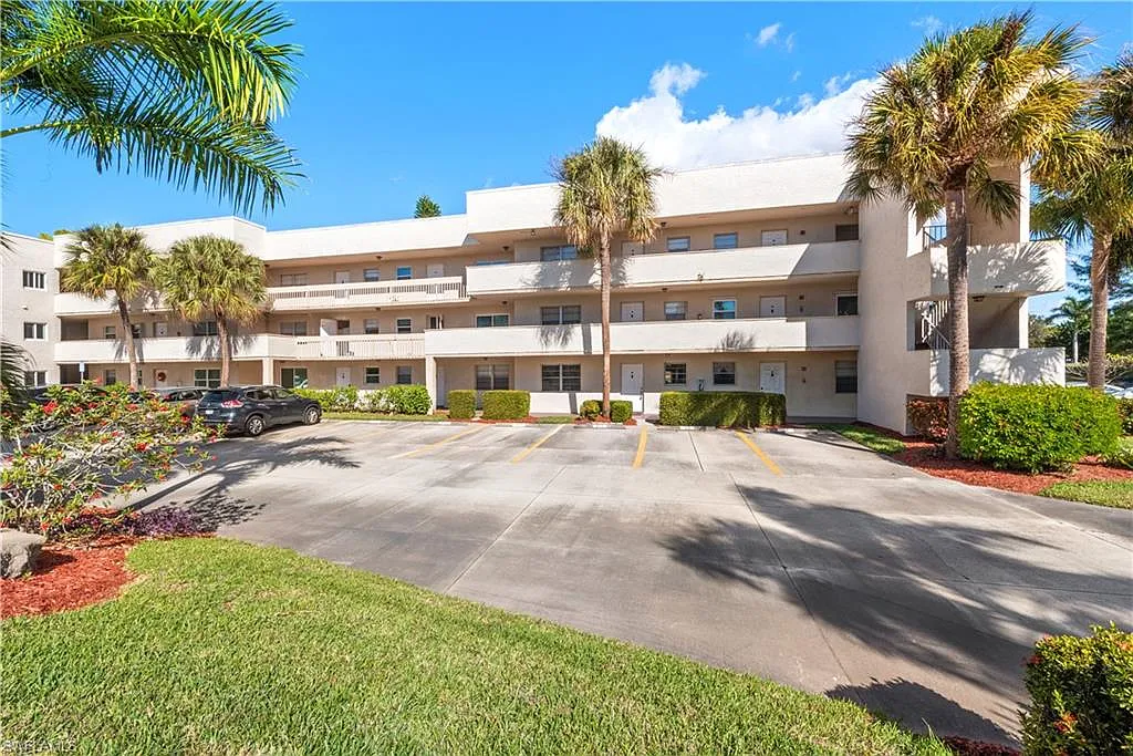 2 bed, 2.0 bath, 919 sqft, $3,800 — Photo 2