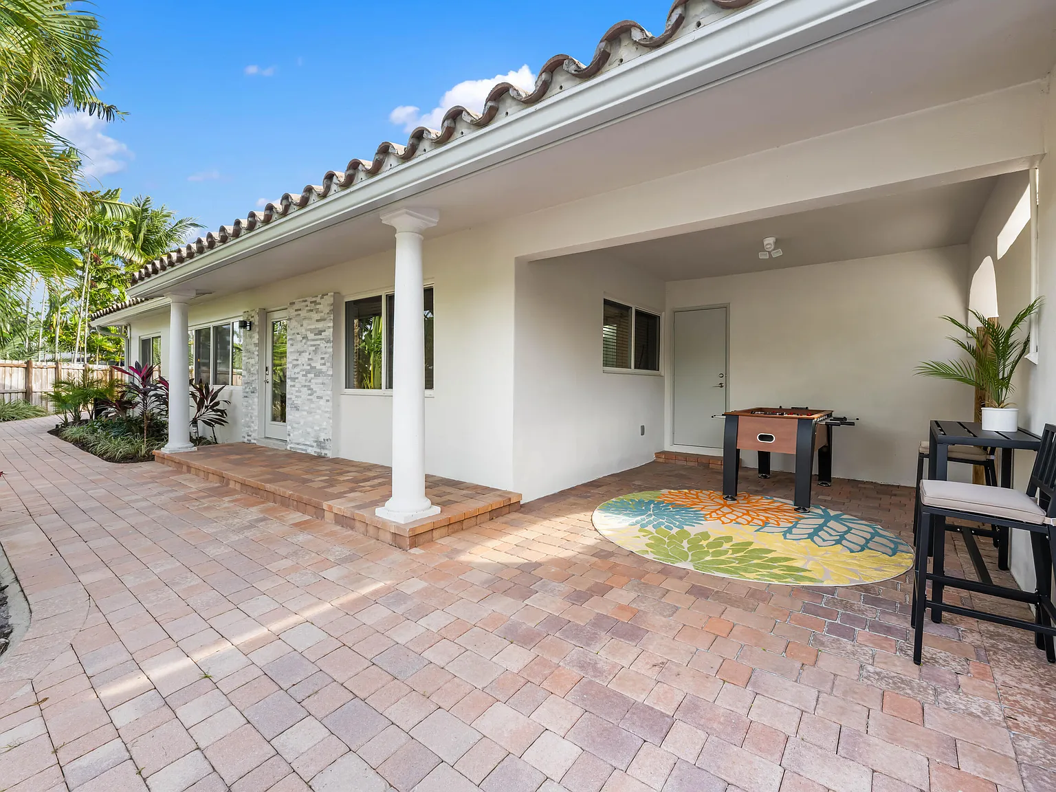 3 bed, 2.0 bath, 1973 sqft, $6,200 — Photo 2