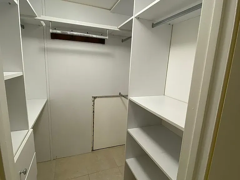 Masterbed Closet