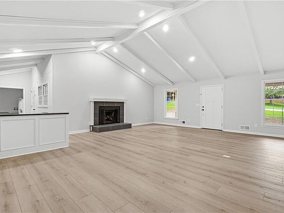 3rd image of 1180 Lakeshore Cir