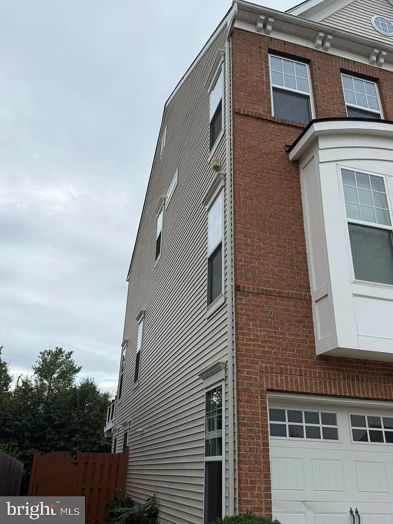 3 bed, 3.5 bath, 2850 sqft, $3,425 — Photo 4