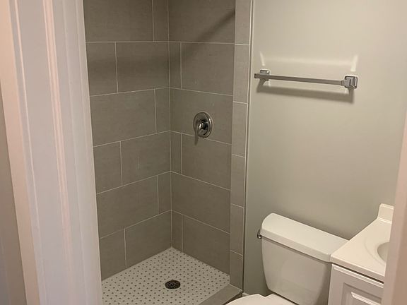 4th image of 5742 N Kenmore Ave #209