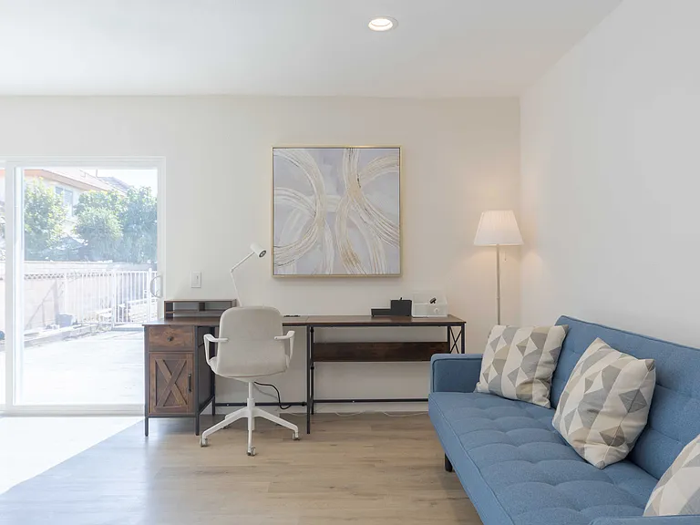 10912 Freer St — Photo 3