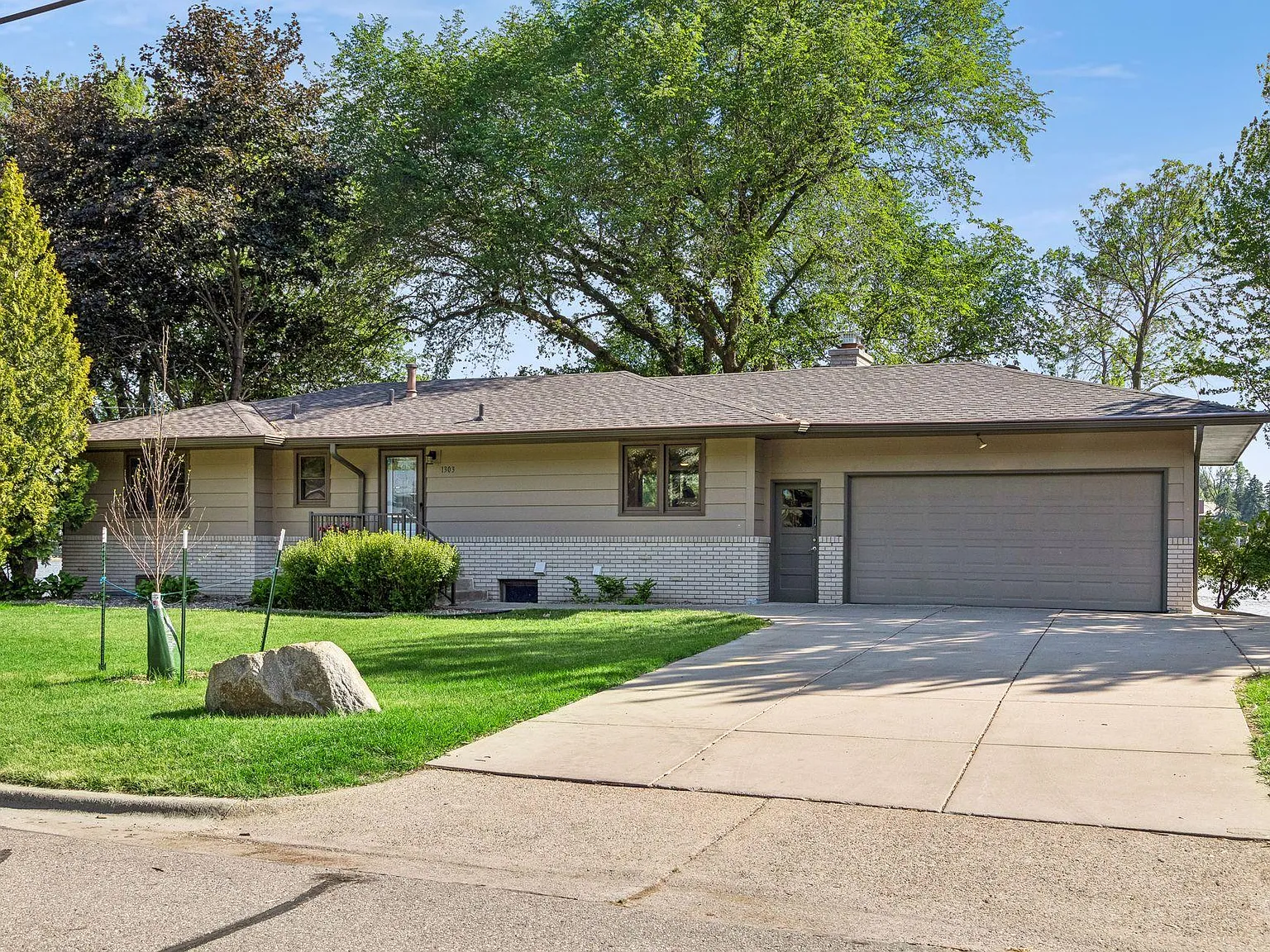 4 bed, 3.0 bath, 2625 sqft, $5,000 — Photo 1