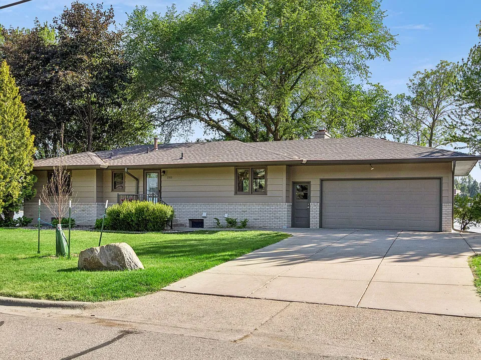 1303 Crystal Lake Rd E