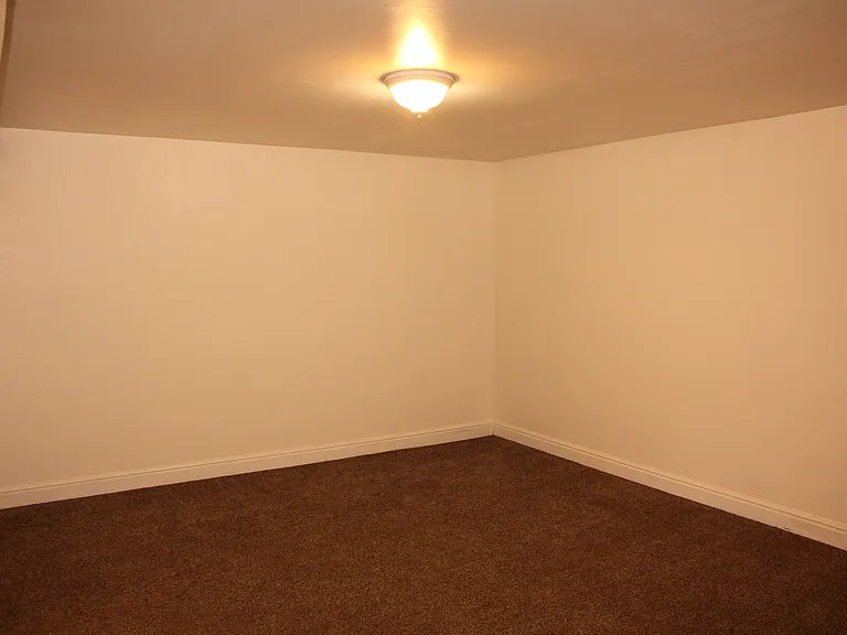 559 W Pine St — Photo 5