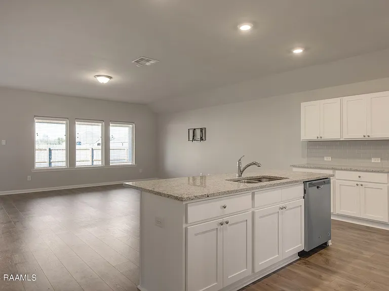 200 S Lakepointe Dr — Photo 6