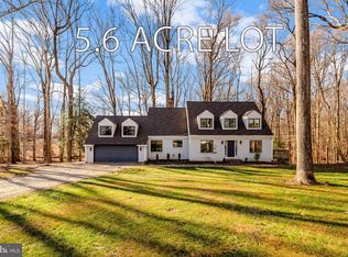 9982 Blackberry Ln, Great Falls, VA 22066