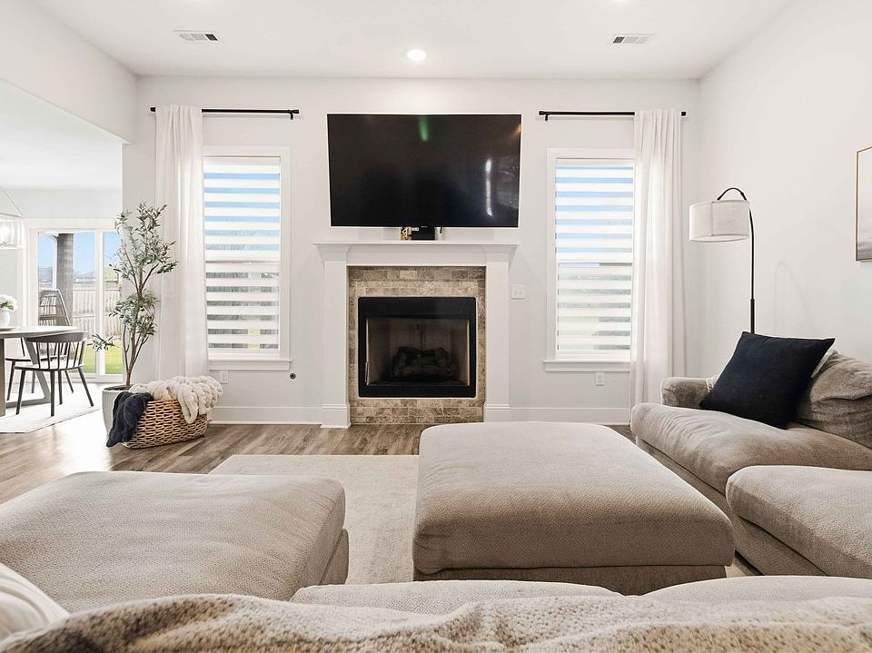 1st image of 330 W Taverner Xing