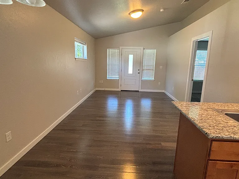 1427 Playford Ln — Photo 6