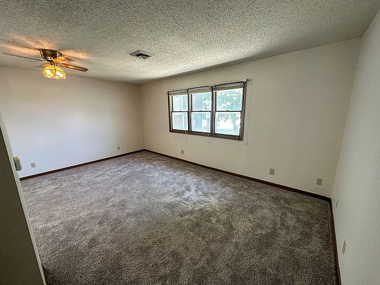 212 S Walnut Ave — Photo 4