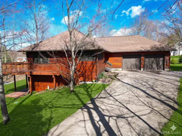 70 David Dr, Marquette, MI 49855