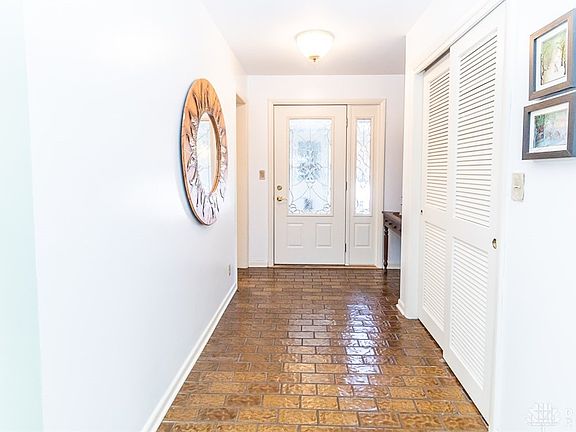 4th image of 213 Hickory Dr
