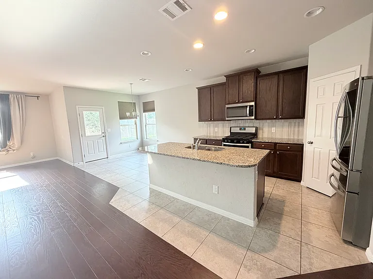 1009 Valley View Dr — Photo 4