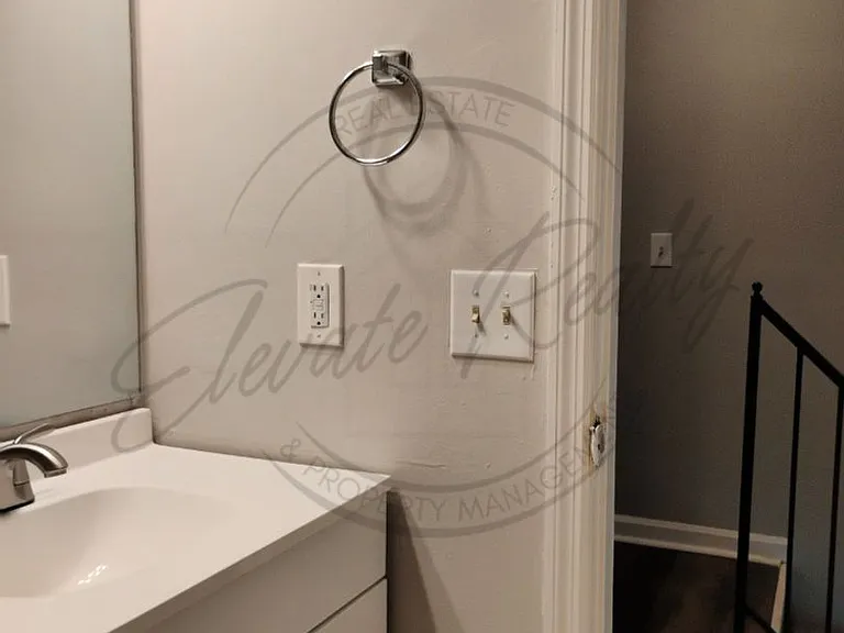 2437 Woodale Ln — Photo 14