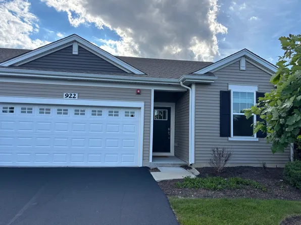922 Darwin St, North Aurora, IL 60542